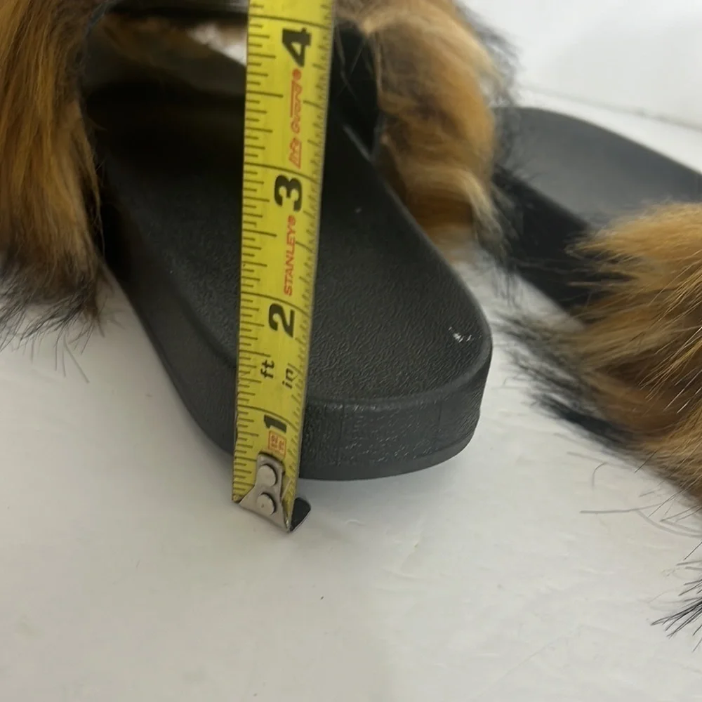 WOMANS FURRY SLIP ON SANDALS SIZE 7